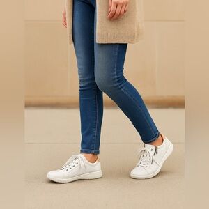 Clarks Collection Women’s 11 W White Leather Zip Lace -Up Ultimate Comfort Shoe